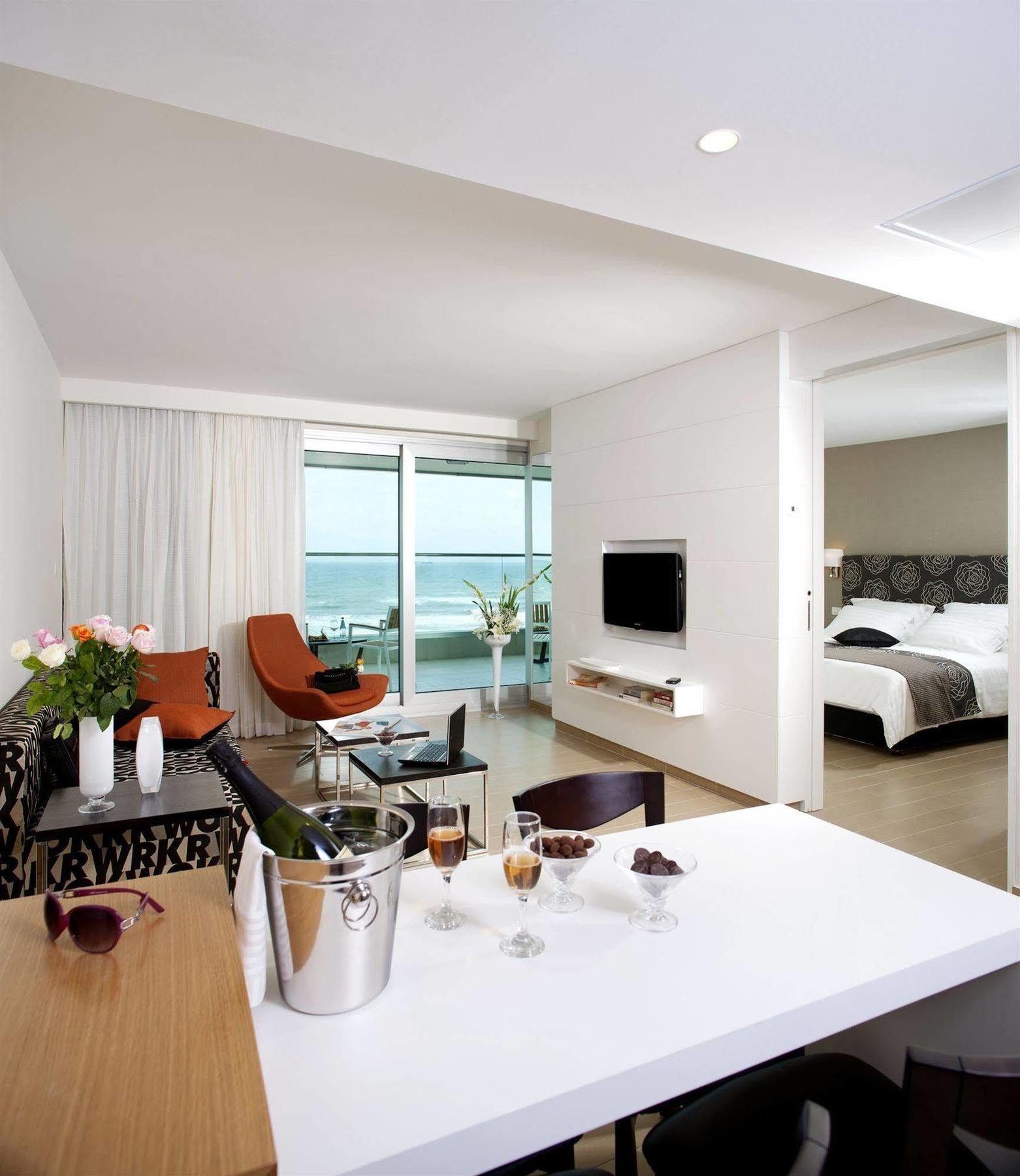 West All Suites Hotel Asdód Kültér fotó