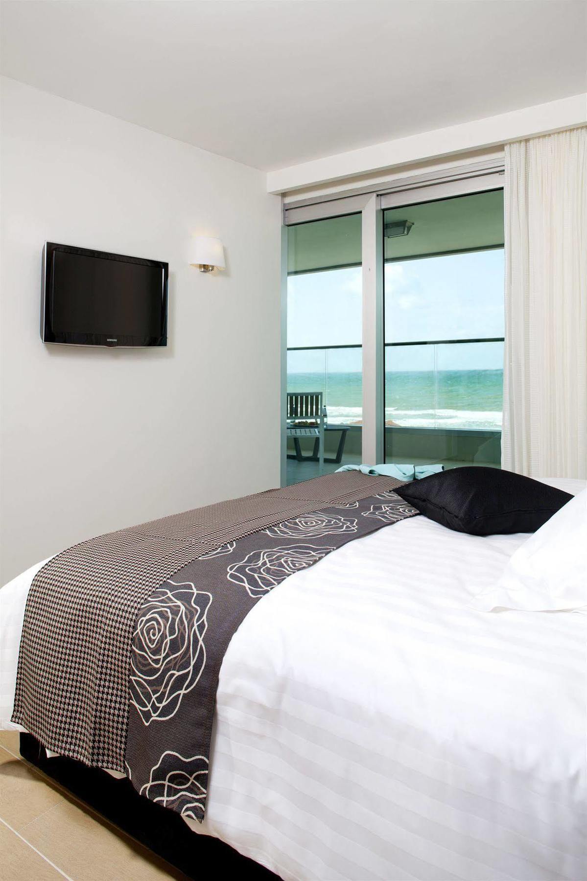 West All Suites Hotel Asdód Kültér fotó