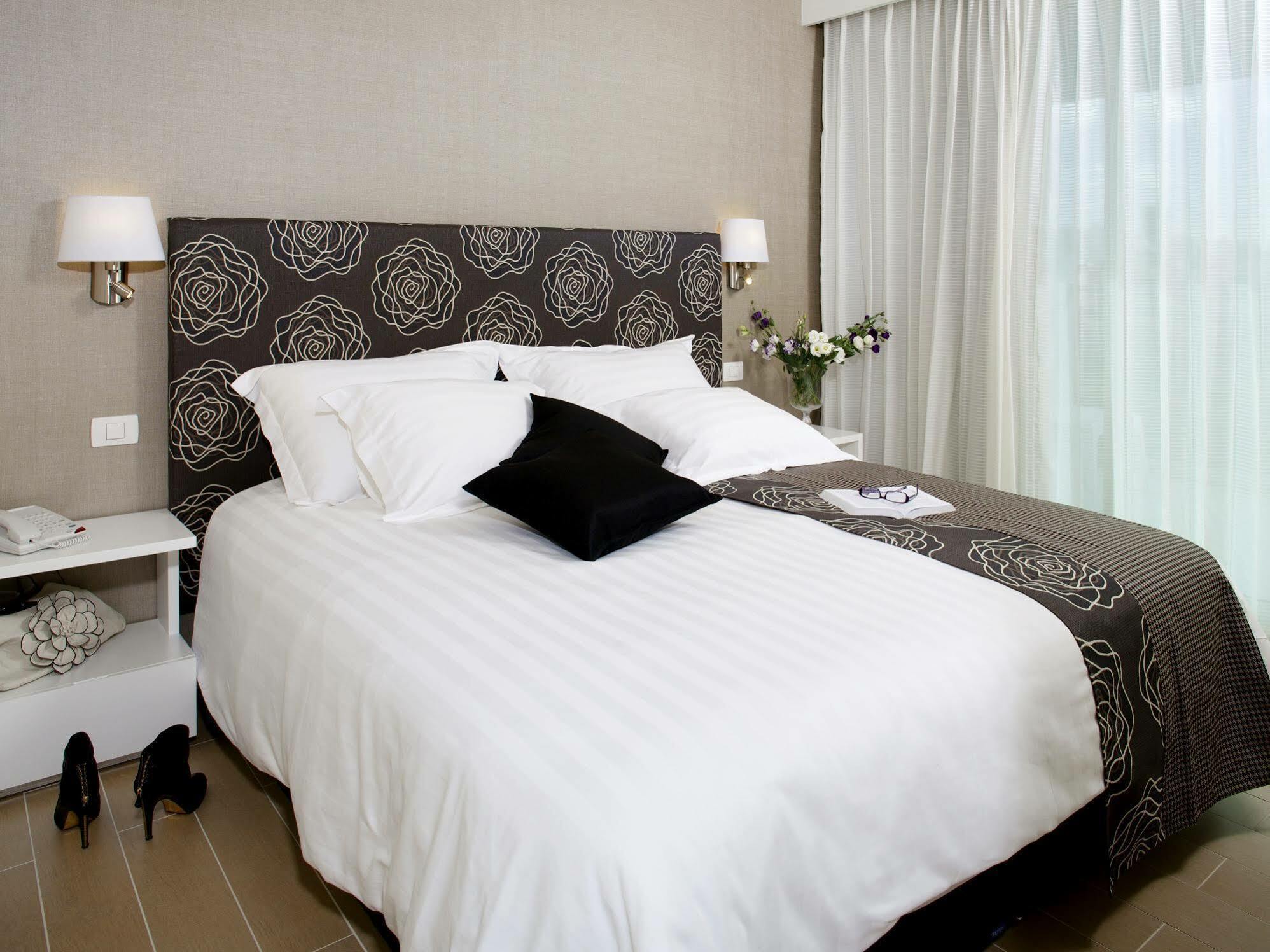 West All Suites Hotel Asdód Kültér fotó